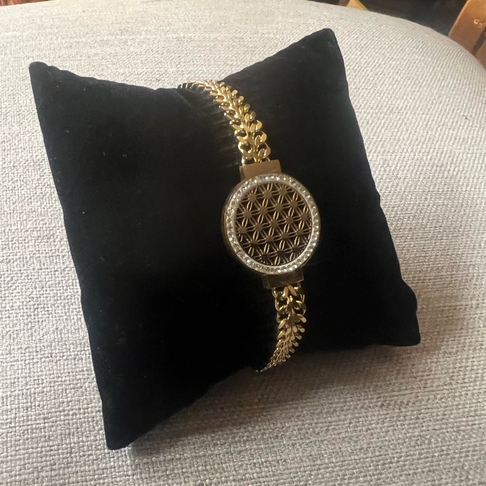 - NWT Woman’s bracelet
